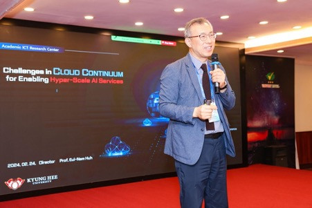 GS. Eui-Nam Huh báo cáo tại hội thảo GS. Eui-Nam Huh báo cáo tại hội thảo