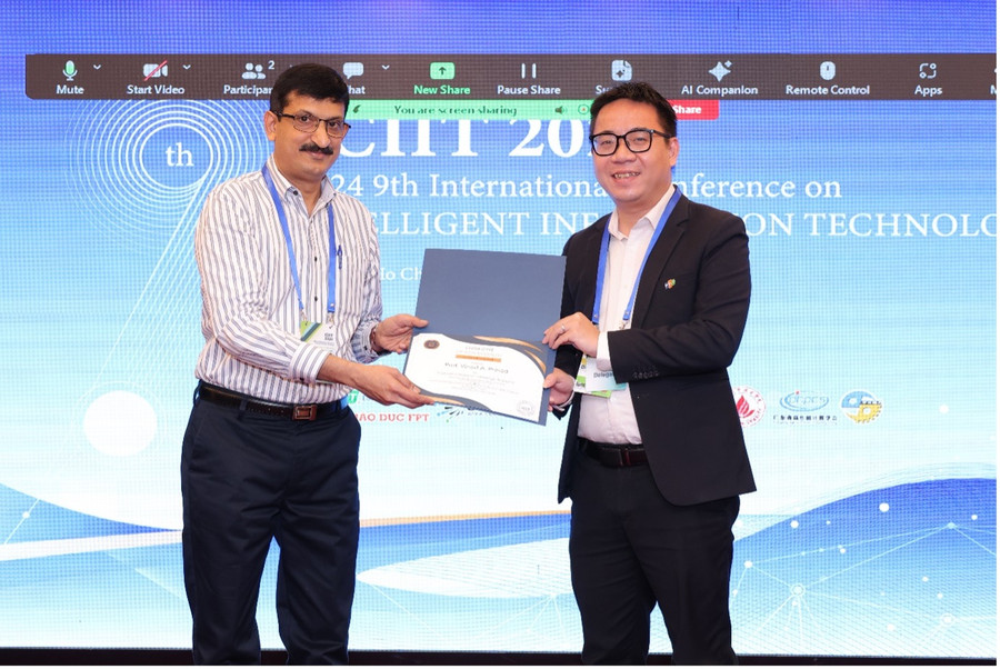 Ông Võ Đặng Phát đại diện trao giấy chứng nhận cho GS. Vinod A. Prasad Ông Võ Đặng Phát đại diện trao giấy chứng nhận cho GS. Vinod A. Prasad