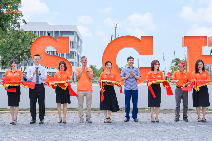 Giám đốc Sở Giáo dục và Đào tạo tỉnh Thanh Hoá cùng lãnh đạo Tổ chức Giáo dục FPT cắt băng khánh thành biển hiệu FPT School Thanh Hoá
