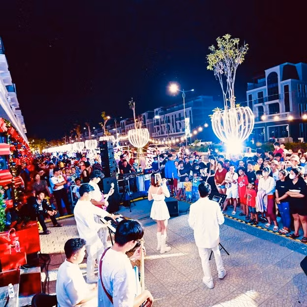 Chuỗi sự kiện chào năm mới 2024 tại con phố 3/2 - Long An đã đón hơn 80.000 lượt khách tham gia trong tháng 12/2023.