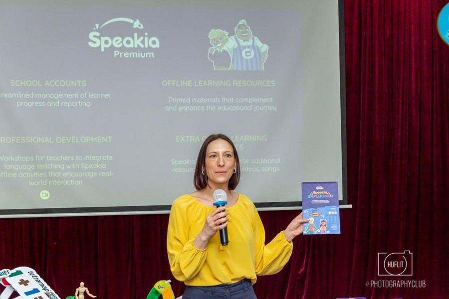 Cô Melissa Cullen - Giám đốc Sản Phẩm của Speakia giới thiệu về bộ học liệu kèm theo cho gói sản phẩm hỗ trợ nhà trường Cô Melissa Cullen - Giám đốc Sản Phẩm của Speakia giới thiệu về bộ học liệu kèm theo cho gói sản phẩm hỗ trợ nhà trường