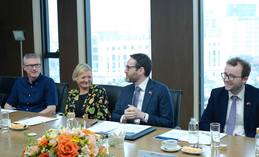 Bà Sue Trory, Giám đốc nội dung toàn cầu OUP trong buổi kí kết biên bản ghi nhớ hợp tác giữa OUP và FPT IS Bà Sue Trory, Giám đốc nội dung toàn cầu OUP trong buổi kí kết biên bản ghi nhớ hợp tác giữa OUP và FPT IS