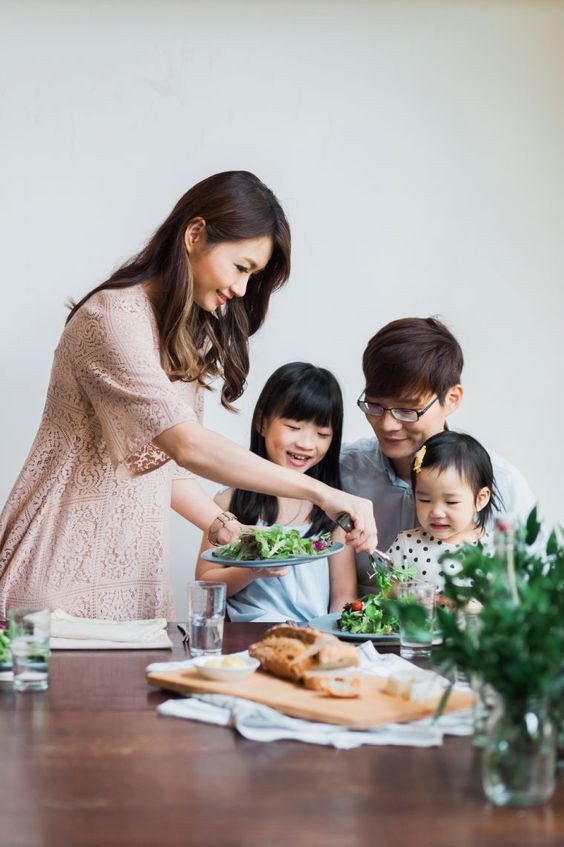 Bữa cơm gia đình thêm dinh dưỡng với xà lách từ nông trường công nghệ cao WinEco Bữa cơm gia đình thêm dinh dưỡng với xà lách từ nông trường công nghệ cao WinEco