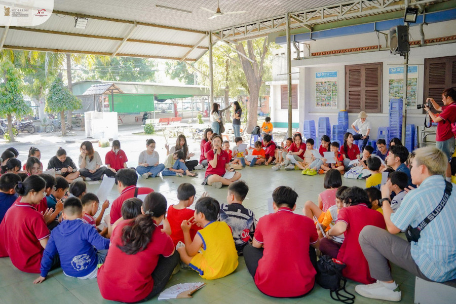 Học sinh Sedbergh Vietnam mang đến những câu chuyện, trò chơi cho các bạn học sinh làng SOS Gò Vấp Học sinh Sedbergh Vietnam mang đến những câu chuyện, trò chơi cho các bạn học sinh làng SOS Gò Vấp