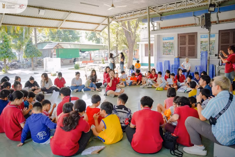 Học sinh Sedbergh Vietnam mang đến những câu chuyện, trò chơi cho các bạn học sinh làng SOS Gò Vấp