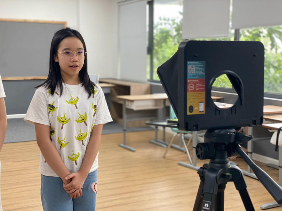 Học sinh học kỹ năng MC qua sử dụng Máy đọc cue Học sinh học kỹ năng MC qua sử dụng Máy đọc cue