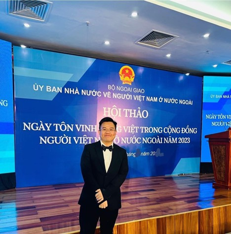 Thầy giáo trẻ Nguyễn Tiến Nhã - Chủ tịch Hội đồng quản trị Hands Việt Nam trong hội thảo Ngày tôn vinh Tiếng Việt trong cộng đồng người Việt ở nước ngoài năm 2023. Thầy giáo trẻ Nguyễn Tiến Nhã - Chủ tịch Hội đồng quản trị Hands Việt Nam trong hội thảo Ngày tôn vinh Tiếng Việt trong cộng đồng người Việt ở nước ngoài năm 2023.