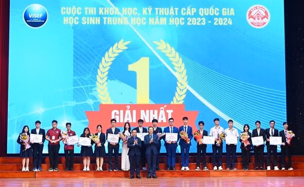 Thứ trưởng Bộ GDĐT Phạm Ngọc Thưởng trao giải Nhất và tặng hoa cho các dự án. Ông Nguyễn Đức Nguyên - Phó Trưởng ban Thanh niên trường học Trung ương Đoàn trao huy hiệu tuổi trẻ sáng tạo.