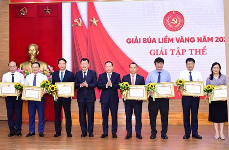 Đại diện Đảng bộ Agribank, ông Trần Văn Thịnh - Phó Bí thư Thường trực Đảng ủy nhận Bằng khen đối với Đảng ủy trực thuộc có thành tích xuất sắc tiêu biểu.