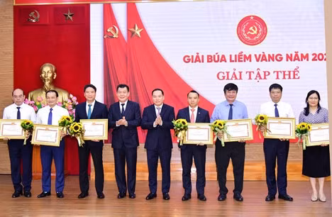 Đại diện Đảng bộ Agribank, ông Trần Văn Thịnh - Phó Bí thư Thường trực Đảng ủy nhận Bằng khen đối với Đảng ủy trực thuộc có thành tích xuất sắc tiêu biểu.