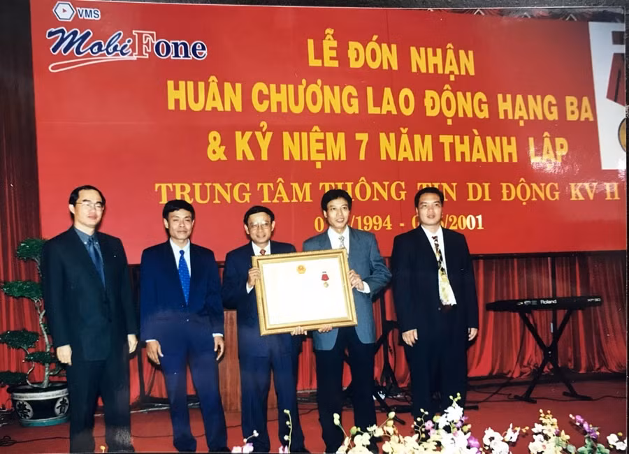 MobiFone vinh dự được trao tặng Huân chương Lao động hạng Ba năm 2001