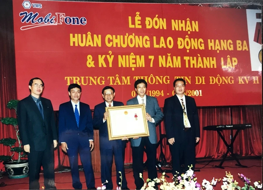 MobiFone vinh dự được trao tặng Huân chương Lao động hạng Ba năm 2001