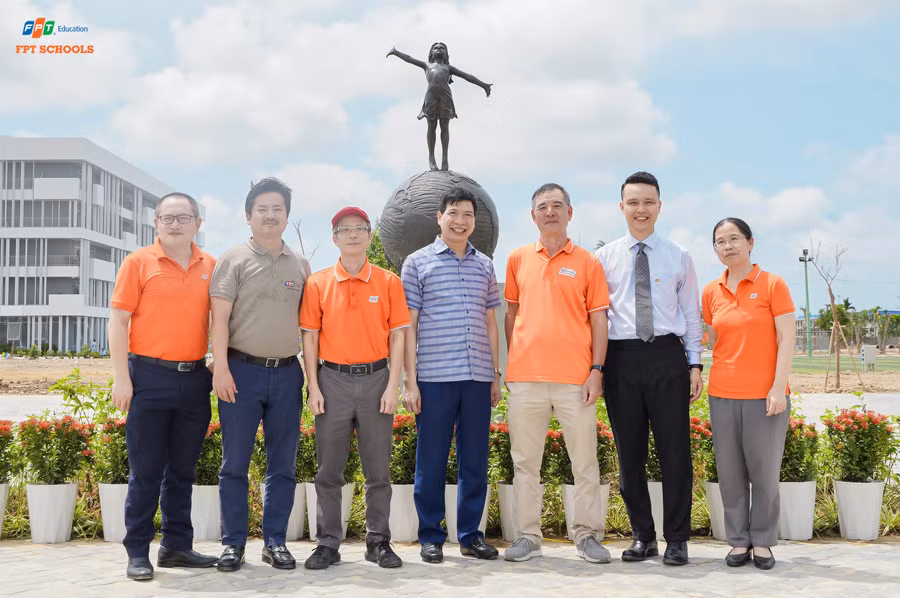 FPT School Thanh Hoá khánh thành bức tượng Joyful Empowerment, đánh dấu chính thức đi vào hoạt động ngay trong năm học 2024 - 2025