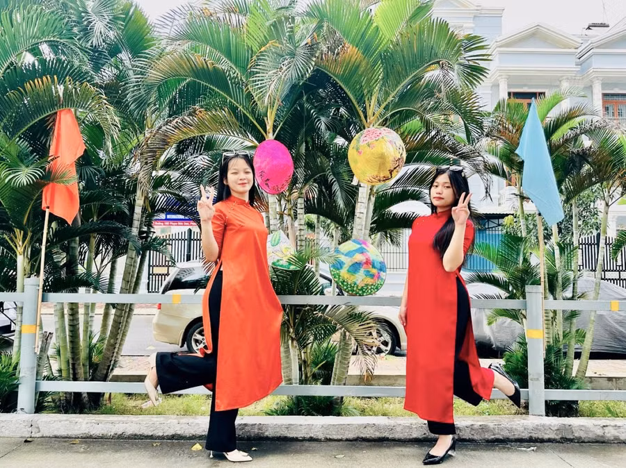 Bạn Nguyễn Ngọc Tuyết Trinh và Trần Ngọc Minh Anh (trường THPT Nguyễn Tất Thành) cùng những chiếc nón lá tái chế. Ảnh. NVCC. Bạn Nguyễn Ngọc Tuyết Trinh và Trần Ngọc Minh Anh (trường THPT Nguyễn Tất Thành) cùng những chiếc nón lá tái chế. Ảnh. NVCC.