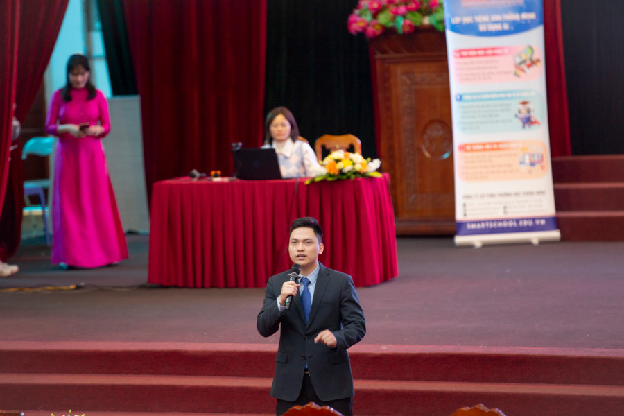 Ông Trịnh Thành Trung giới thiệu về giải pháp tại hội thảo Ông Trịnh Thành Trung giới thiệu về giải pháp tại hội thảo