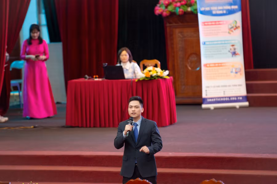 Ông Trịnh Thành Trung giới thiệu về giải pháp tại hội thảo