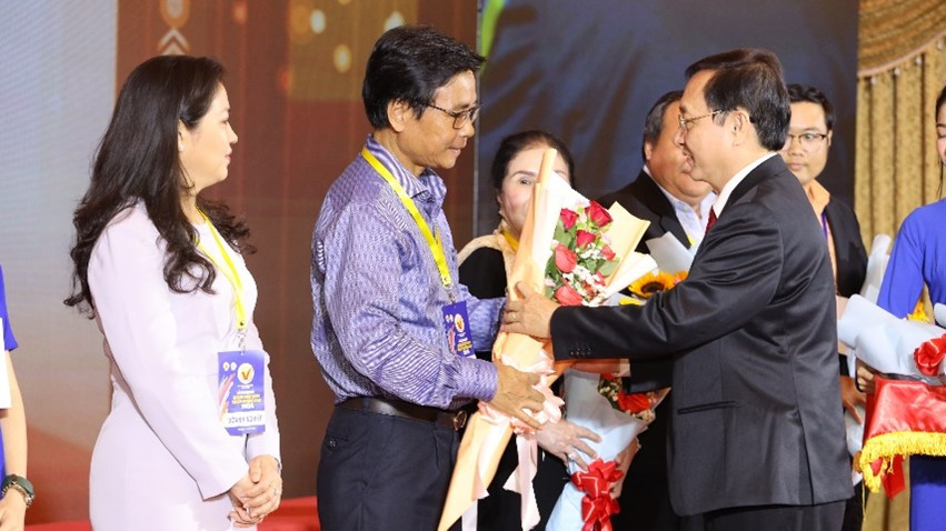 Đại diện Vinamilk nhận hoa vinh danh từ Bộ trưởng Khoa học và Công nghệ Đại diện Vinamilk nhận hoa vinh danh từ Bộ trưởng Khoa học và Công nghệ