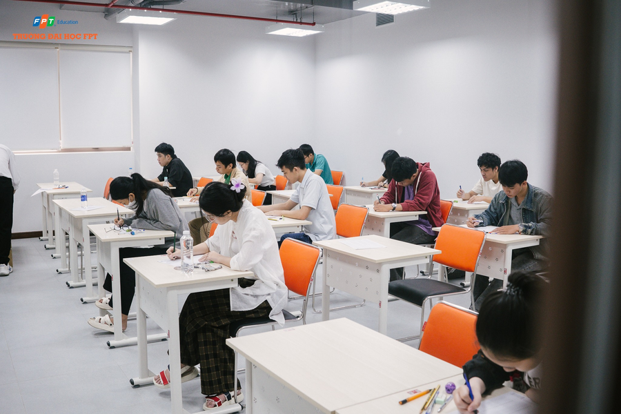 Các thí sinh chăm chú làm bài trong kì thi học bổng