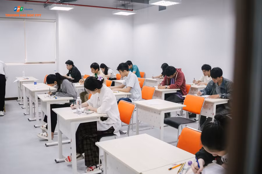 Các thí sinh chăm chú làm bài trong kì thi học bổng