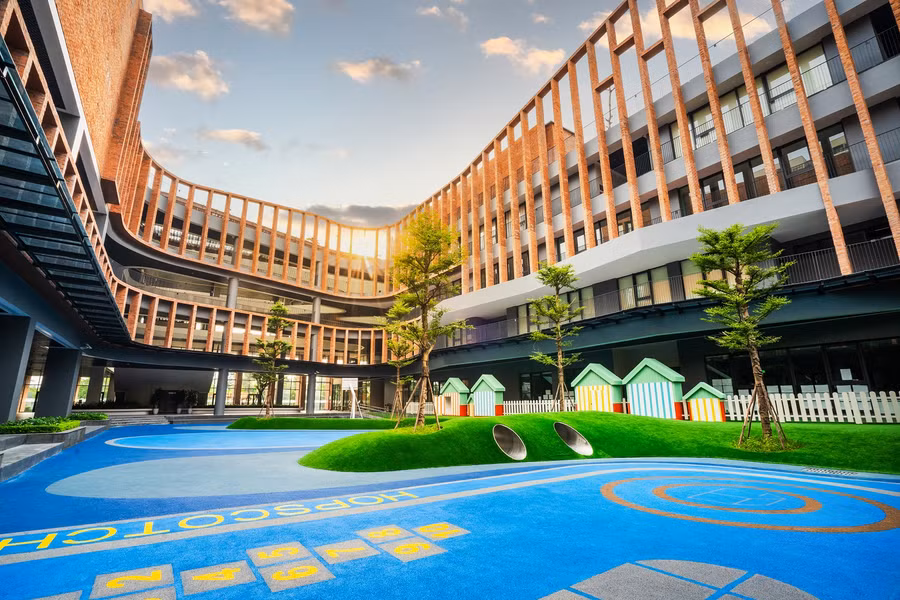 60% không gian của trường dành cho sân bãi và cảnh quan, bao gồm 2 sân bóng đá.