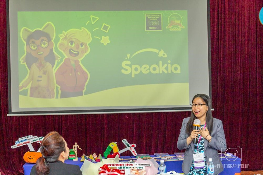 Bà Võ Thị Mỹ Dung – Giám Đốc Vùng Đông Nam Á của công ty công nghệ giáo dục Speakia giới thiệu ứng dụng Speakia Bà Võ Thị Mỹ Dung – Giám Đốc Vùng Đông Nam Á của công ty công nghệ giáo dục Speakia giới thiệu ứng dụng Speakia