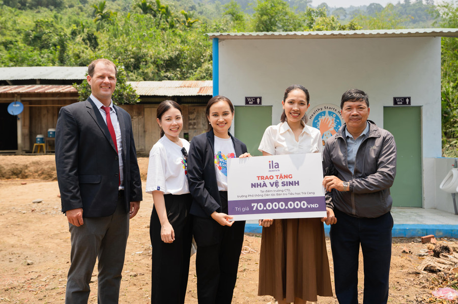 Nhà vệ sinh tạm bợ nay đã khang trang và sạch sẽ từ sự đóng góp của ILA Việt Nam.