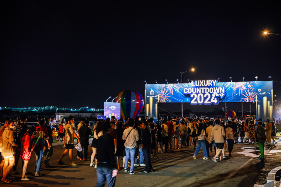 Nhiều khách hàng háo hức check-in khu vực sự kiện để tận hưởng đêm nhạc.