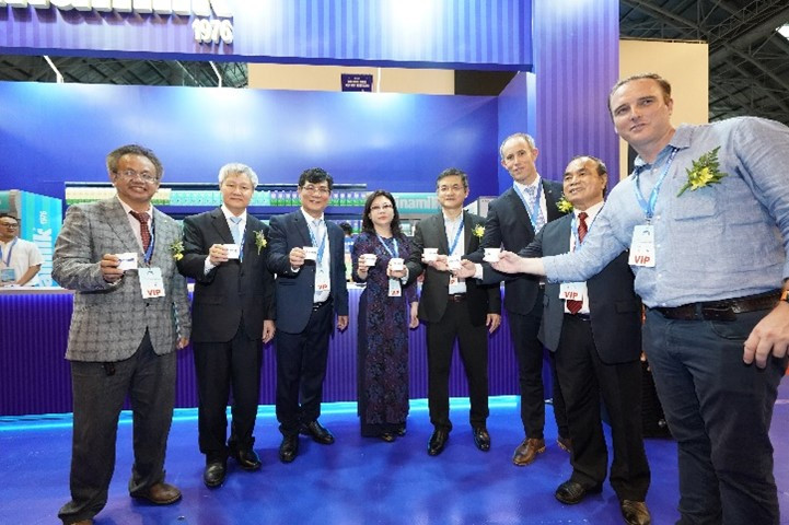 Các khách mời đến tham quan khu vực của Vinamilk tại triển lãm