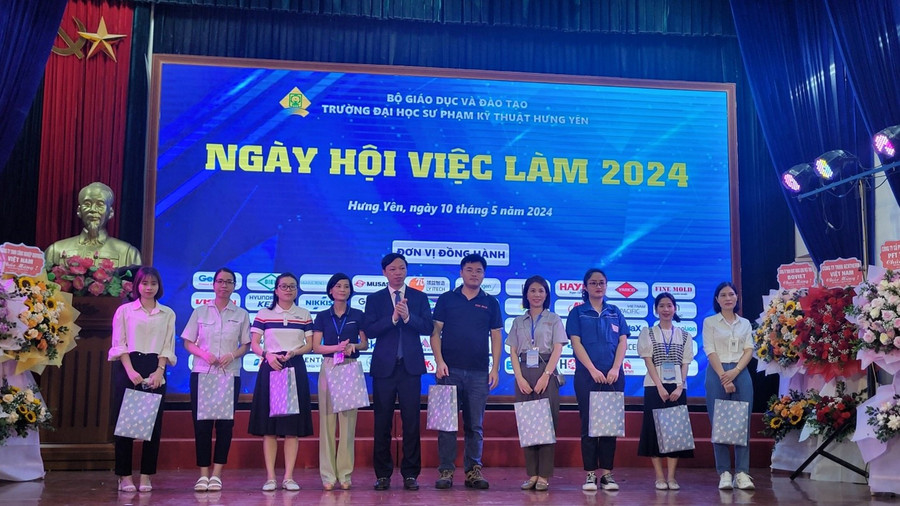 PGS.TS Bùi Trung Thành – Hiệu trưởng Trường Đại học Sư phạm Kỹ thuật Hưng Yên trao quà cho đại diện các đơn vị tham gia tại Ngày hội việc làm 2024 PGS.TS Bùi Trung Thành – Hiệu trưởng Trường Đại học Sư phạm Kỹ thuật Hưng Yên trao quà cho đại diện các đơn vị tham gia tại Ngày hội việc làm 2024