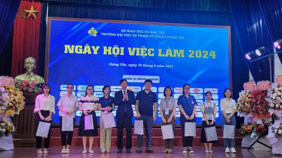 PGS.TS Bùi Trung Thành – Hiệu trưởng Trường Đại học Sư phạm Kỹ thuật Hưng Yên trao quà cho đại diện các đơn vị tham gia tại Ngày hội việc làm 2024