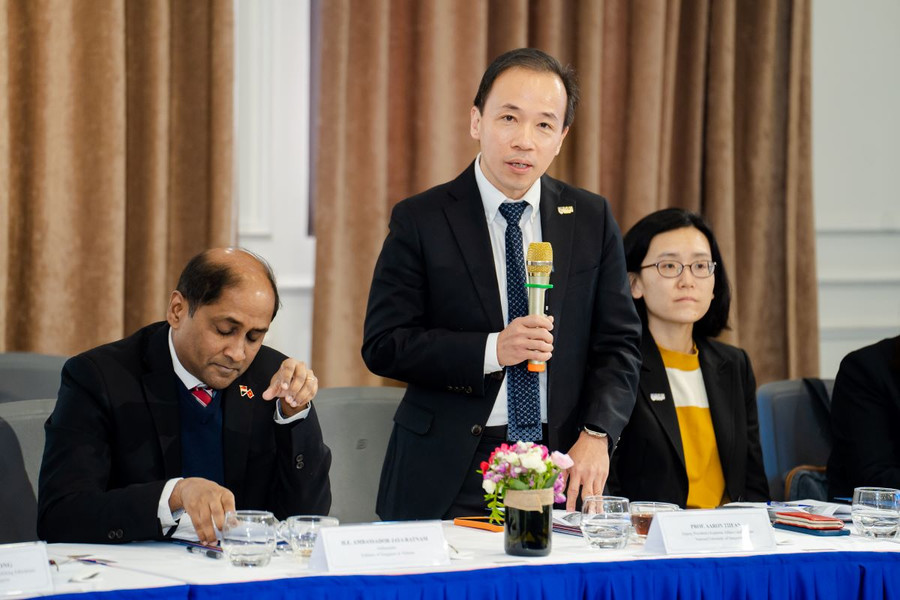 GS. Aaron Thean – Phó Chủ tịch kiêm Hiệu trưởng NUS chia sẻ tại Lễ ký kết. GS. Aaron Thean – Phó Chủ tịch kiêm Hiệu trưởng NUS chia sẻ tại Lễ ký kết.