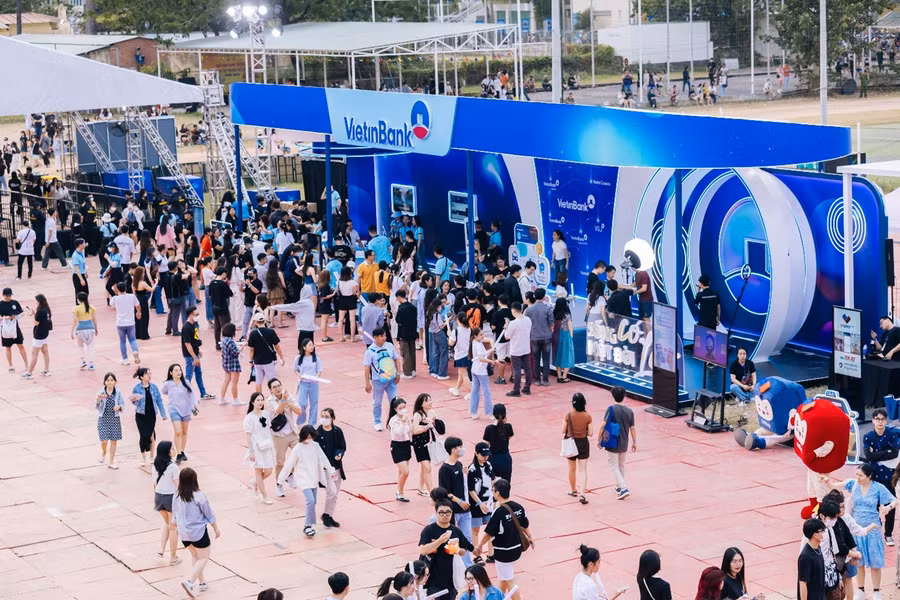 Khán giả trải nghiệm các sản phẩm số tại gian hàng của VietinBank