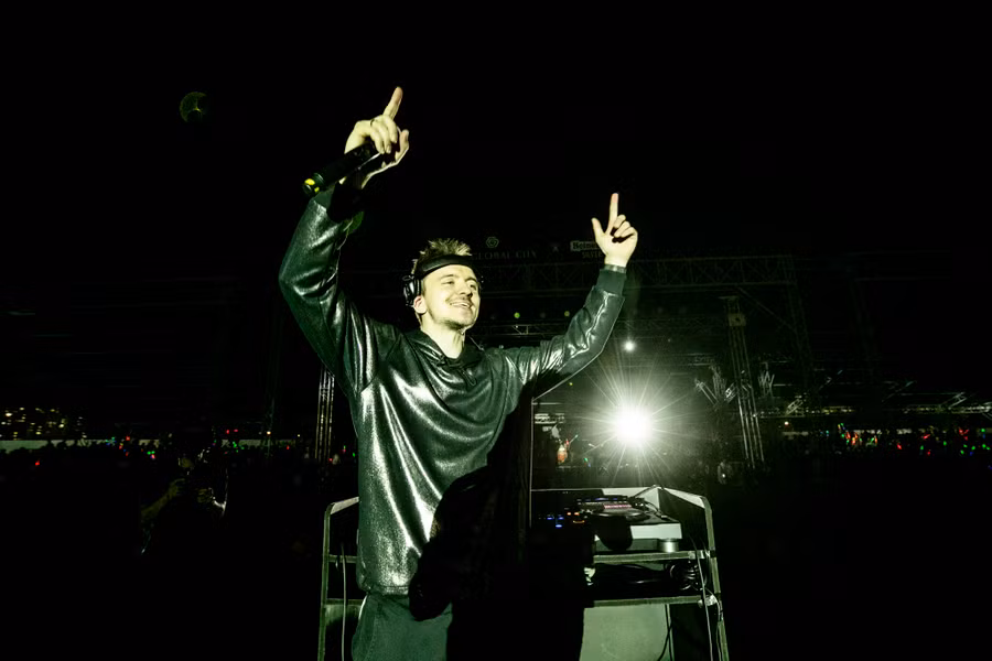 Sự xuất hiện của DJ Tungevaag làm khuấy đảo sân khấu.