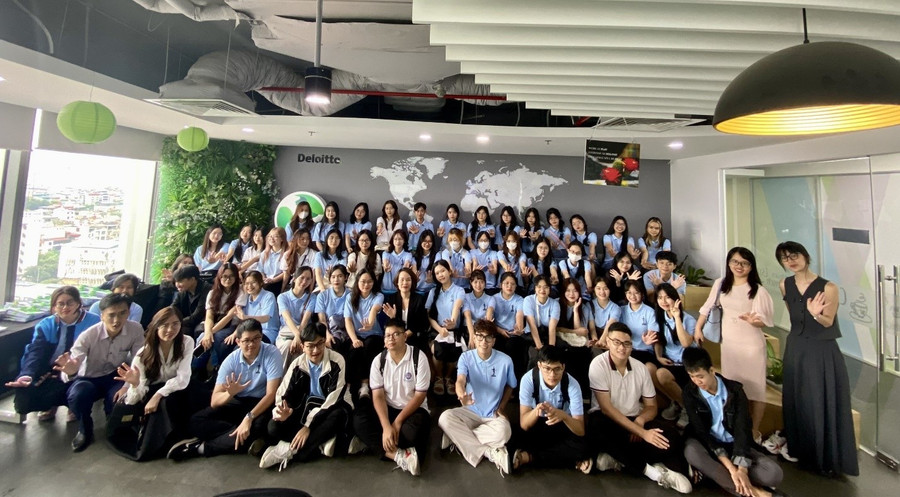 ICAEW phối hợp cùng doanh nghiệp Big4 tổ chức buổi tham quan văn phòng dành cho các bạn sinh viên trường Đại học Thương mại ICAEW phối hợp cùng doanh nghiệp Big4 tổ chức buổi tham quan văn phòng dành cho các bạn sinh viên trường Đại học Thương mại