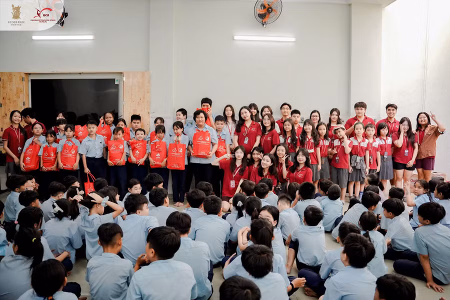 Món quà nhỏ nhưng Sedbergh Vietnam hy vọng góp phần mang đến cái Tết ấm áp cho các em