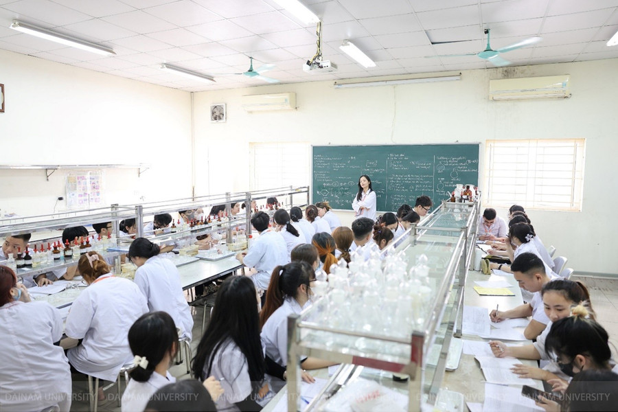 Trung tâm thực hành ngành Dược với trang thiết bị học tập hiện đại ngay tại trường. Trung tâm thực hành ngành Dược với trang thiết bị học tập hiện đại ngay tại trường.