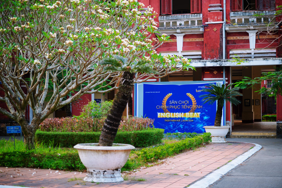 Chung kết English Beat 2024 mùa 2 tại Thừa Thiên Huế được tổ chức tại trường THPT Quốc Học Huế - ngôi trường danh giá với truyền thống hiếu học