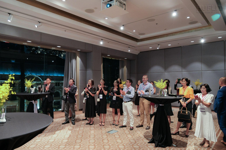 Khách mời cùng lắng nghe phần phát biểu của Tổng lãnh sự New Zealand Khách mời cùng lắng nghe phần phát biểu của Tổng lãnh sự New Zealand