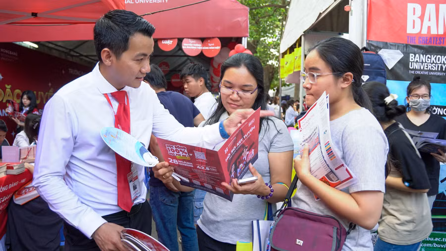 Các thí sinh tìm hiểu về phương thức xét tuyển sớm vào HIU tại ngày hội tư vấn tuyển sinh