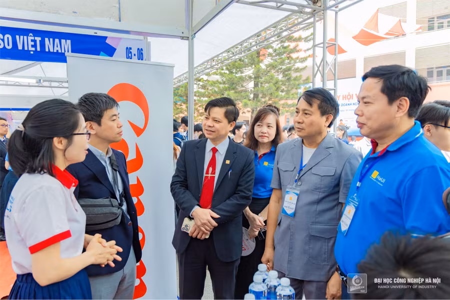 PGS.TS.Lê Hồng Quân – Bí thư Đảng ủy, Chủ tịch Hội đồng Trường và PGS.TS.Phạm Văn Đông – Phó Hiệu trưởng Đại học Công nghiệp Hà Nội tham quan các gian hàng