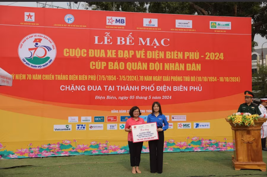 Ông Chu Nguyên Bình - Phó Tổng Giám đốc Ngân hàng TMCP Bắc Á và bà Trần Hồng Điệp - Giám đốc Quỹ Vì Tầm Vóc Việt trao biển tài trợ tại sự kiện.