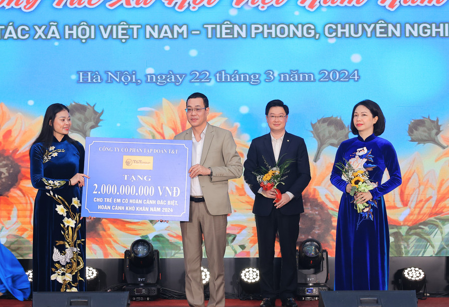 Đại diện Tập đoàn T&amp;T Group trao ủng hộ Trung tâm Công tác xã hội và Quỹ Bảo trợ trẻ em TP Hà Nội 2 tỷ đồng.