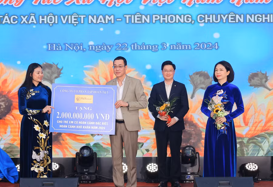 Đại diện Tập đoàn T&amp;T Group trao ủng hộ Trung tâm Công tác xã hội và Quỹ Bảo trợ trẻ em TP Hà Nội 2 tỷ đồng.