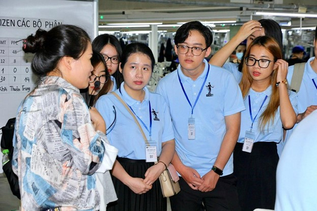 Sinh viên chương trình ICAEW - CFAB đi tìm hiểu thực tế doanh nghiệp Sinh viên chương trình ICAEW - CFAB đi tìm hiểu thực tế doanh nghiệp