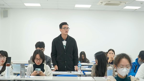 Sinh viên có cơ hội tìm hiểu về ngành nghề mình quan tâm trong tập huấn của DynaGen Initiative.