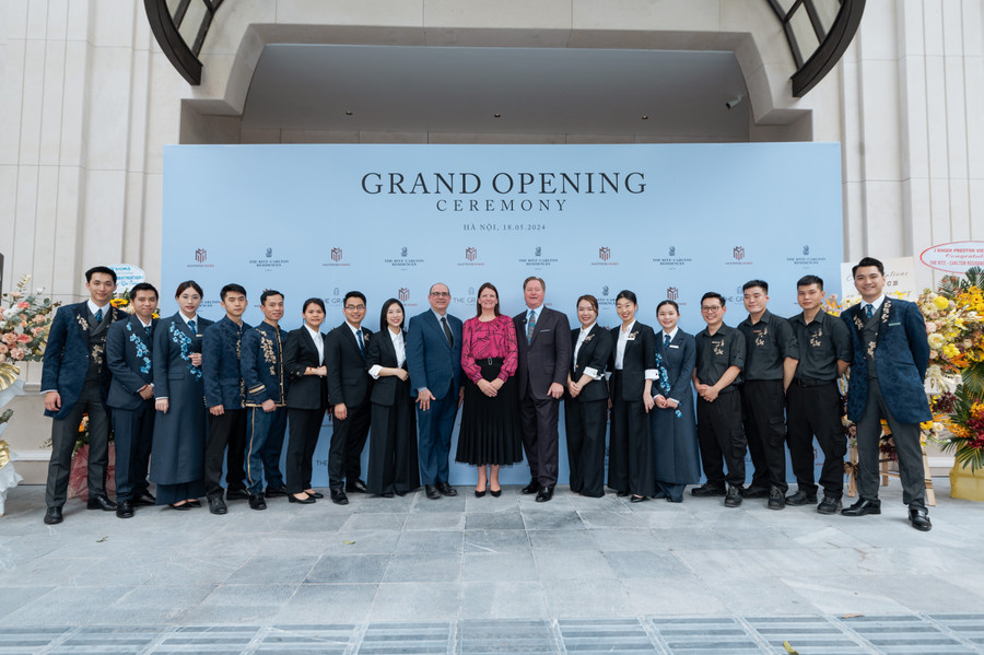 Đội ngũ Quý ông Quý bà Ritz-Carlton cùng các lãnh đạo cấp cao của Marriott International trong lễ khai trương. Ảnh: Masterise Homes
