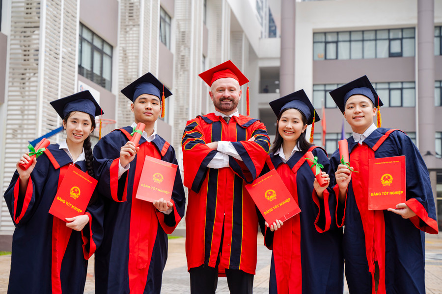 Học sinh Vinschool chứng tỏ bản lĩnh, trí tuệ và khả năng lãnh đạo với nhiều giải thưởng, học bổng xuất sắc và kết quả ứng tuyển Đại học ấn tượng. Học sinh Vinschool chứng tỏ bản lĩnh, trí tuệ và khả năng lãnh đạo với nhiều giải thưởng, học bổng xuất sắc và kết quả ứng tuyển Đại học ấn tượng.