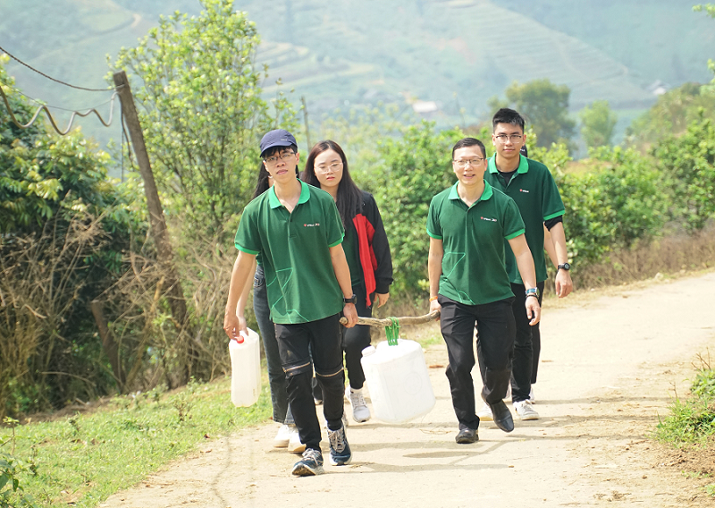 Đại diện VPBank và Mastercard mang nước và một món quà đặc biệt đến cho điểm trường Đại diện VPBank và Mastercard mang nước và một món quà đặc biệt đến cho điểm trường