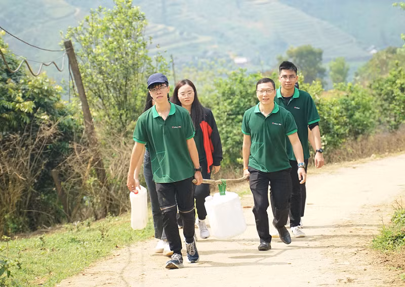 Đại diện VPBank và Mastercard mang nước và một món quà đặc biệt đến cho điểm trường Đại diện VPBank và Mastercard mang nước và một món quà đặc biệt đến cho điểm trường