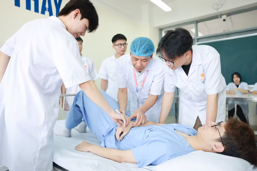 Y khoa, Dược học, Điều dưỡng là những ngành học có số lượng hồ sơ đăng ký xét tuyển lớn. Y khoa, Dược học, Điều dưỡng là những ngành học có số lượng hồ sơ đăng ký xét tuyển lớn.